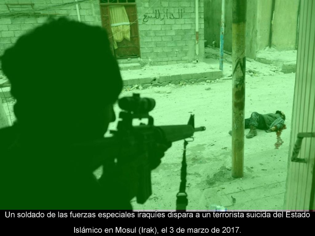 Un soldado de las fuerzas especiales iraquíes dispara a un terrorista suicida del Estado Islámico en Mosul (Irak), el 3 de marzo de 2017.