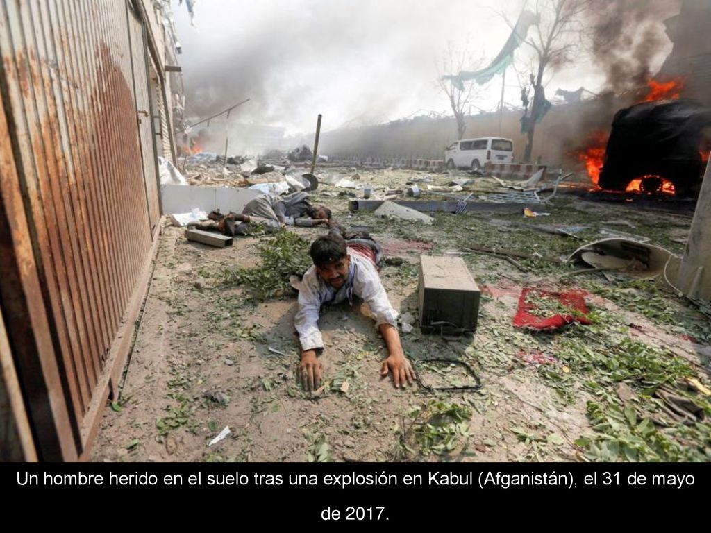 Un hombre herido en el suelo tras una explosión en Kabul (Afganistán), el 31 de mayo de 2017.