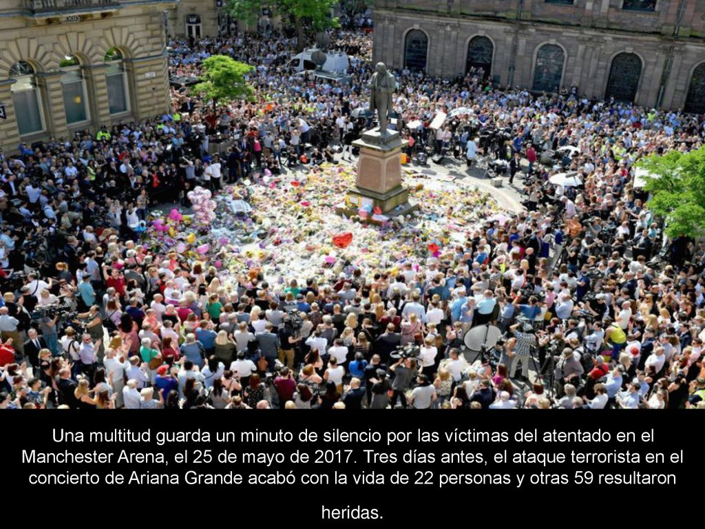 Una multitud guarda un minuto de silencio por las víctimas del atentado en el Manchester Arena, el 25 de mayo de 2017.