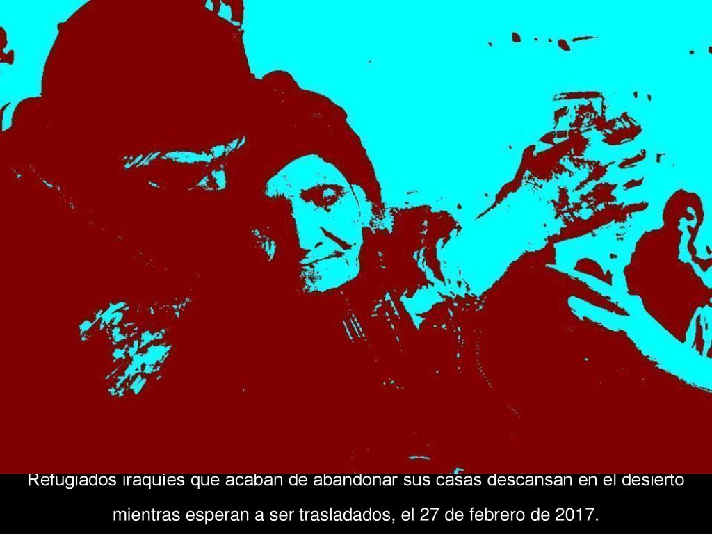 Refugiados iraquíes que acaban de abandonar sus casas descansan en el desierto mientras esperan a ser trasladados, el 27 de febrero de 2017.