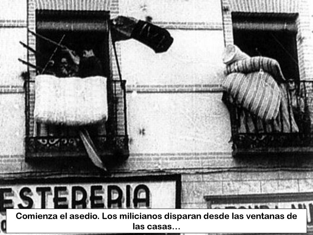 Comienza el asedio. Los milicianos disparan desde las ventanas de las casas…