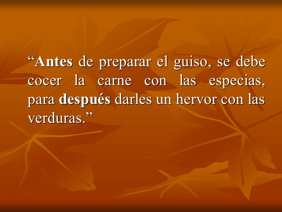 Antes de preparar el guiso, se debe cocer la carne con las especias, para después darles un hervor con las verduras.