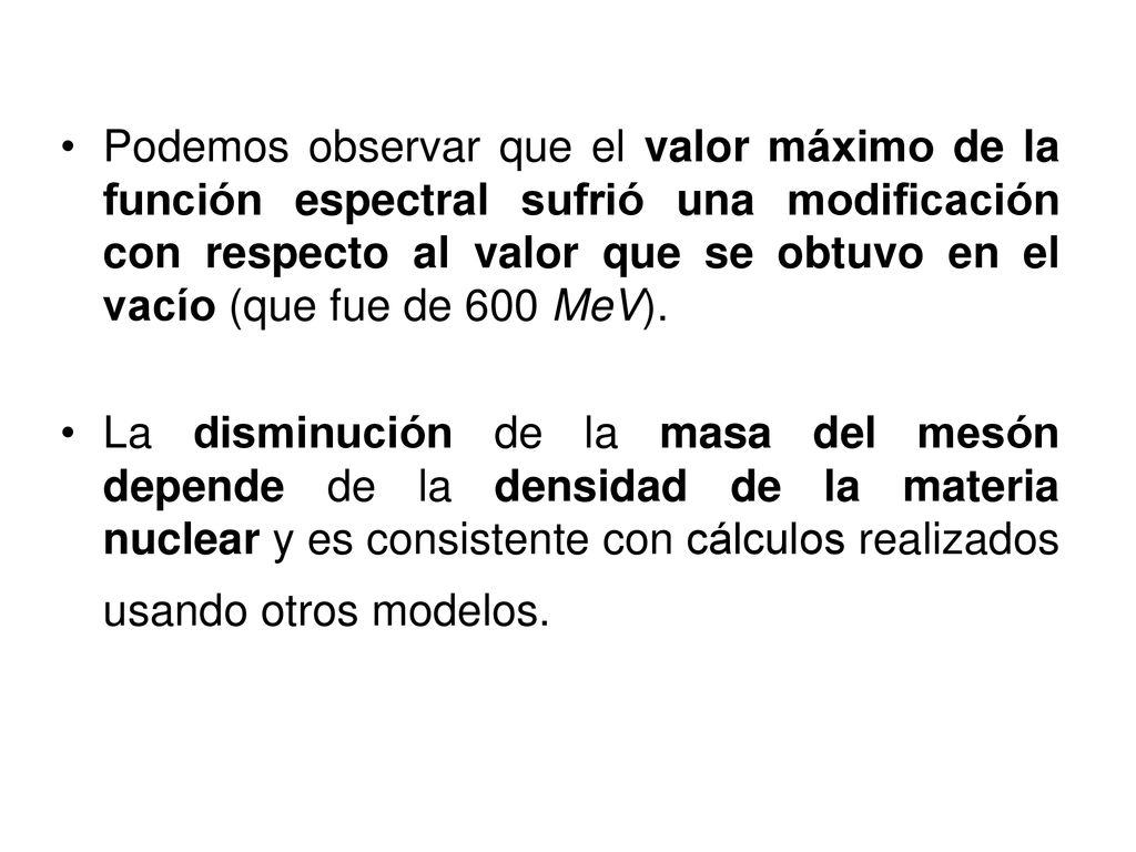 Podemos observar que el valor máximo de la función espectral sufrió una modificación con respecto al valor que se obtuvo en el vacío (que fue de 600 MeV).
