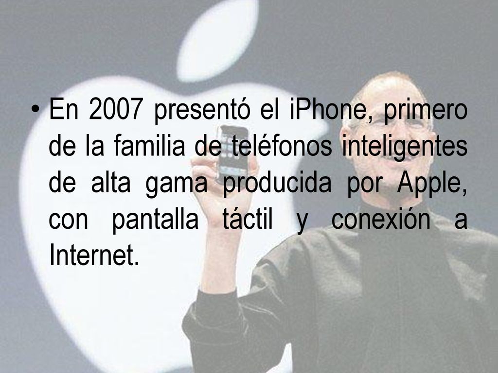 En 2007 presentó el iPhone, primero de la familia de teléfonos inteligentes de alta gama producida por Apple, con pantalla táctil y conexión a Internet.