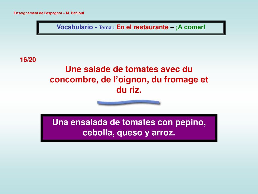 Una ensalada de tomates con pepino, cebolla, queso y arroz.