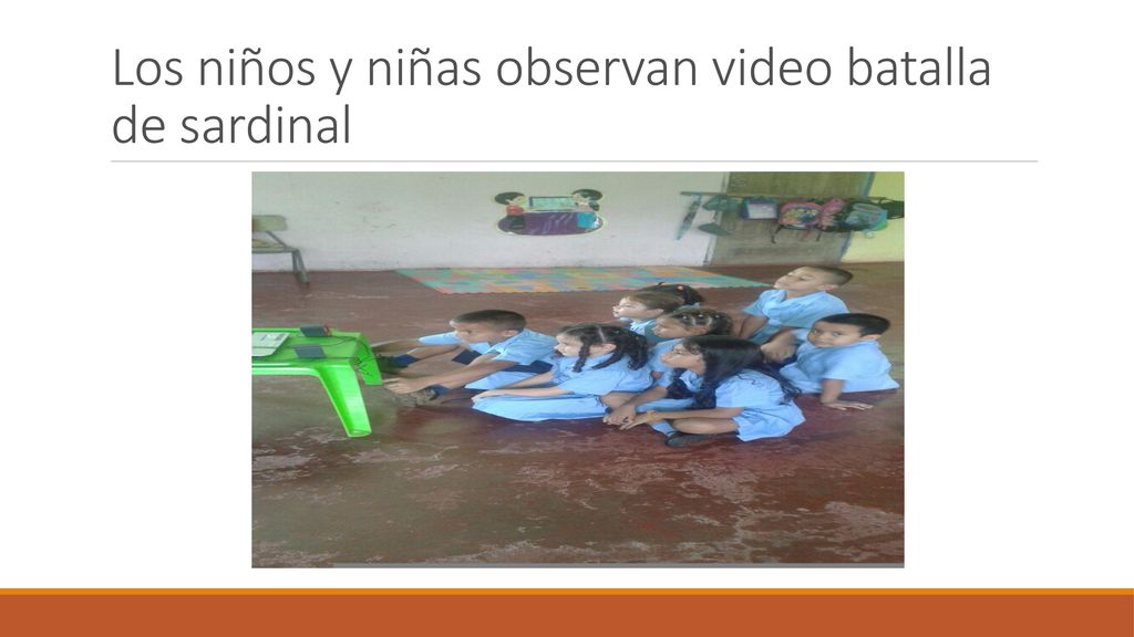 Los niños y niñas observan video batalla de sardinal