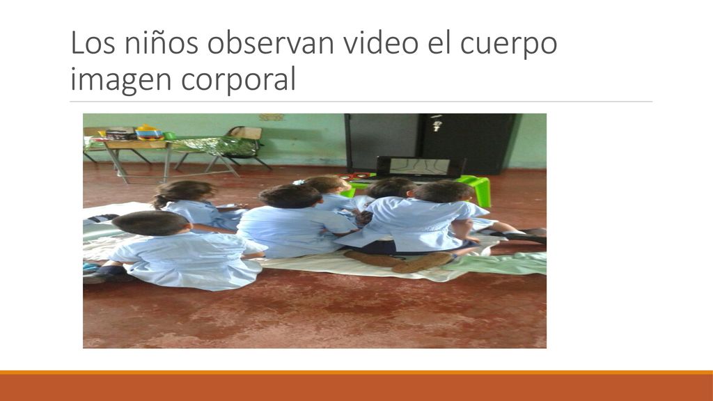 Los niños observan video el cuerpo imagen corporal