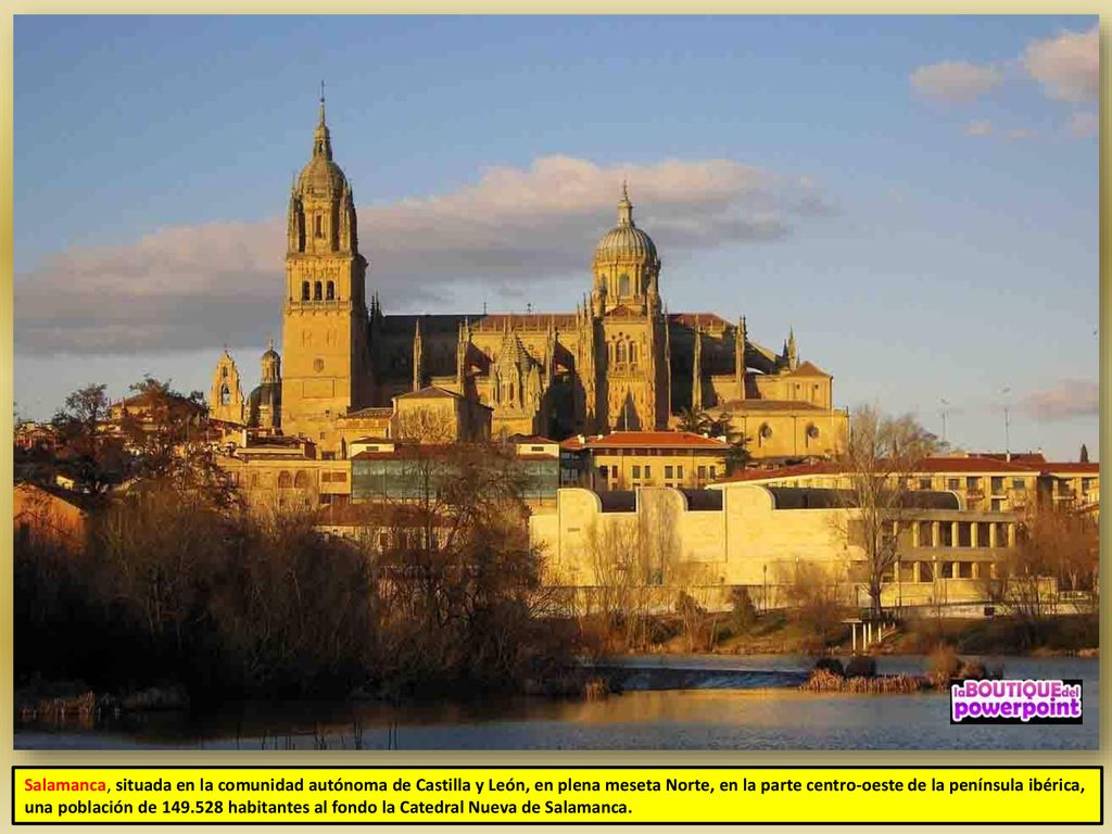 Salamanca, situada en la comunidad autónoma de Castilla y León, en plena meseta Norte, en la parte centro-oeste de la península ibérica, una población de habitantes al fondo la Catedral Nueva de Salamanca.