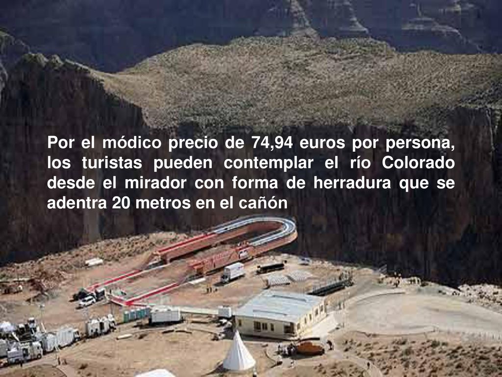 Por el módico precio de 74,94 euros por persona, los turistas pueden contemplar el río Colorado desde el mirador con forma de herradura que se adentra 20 metros en el cañón