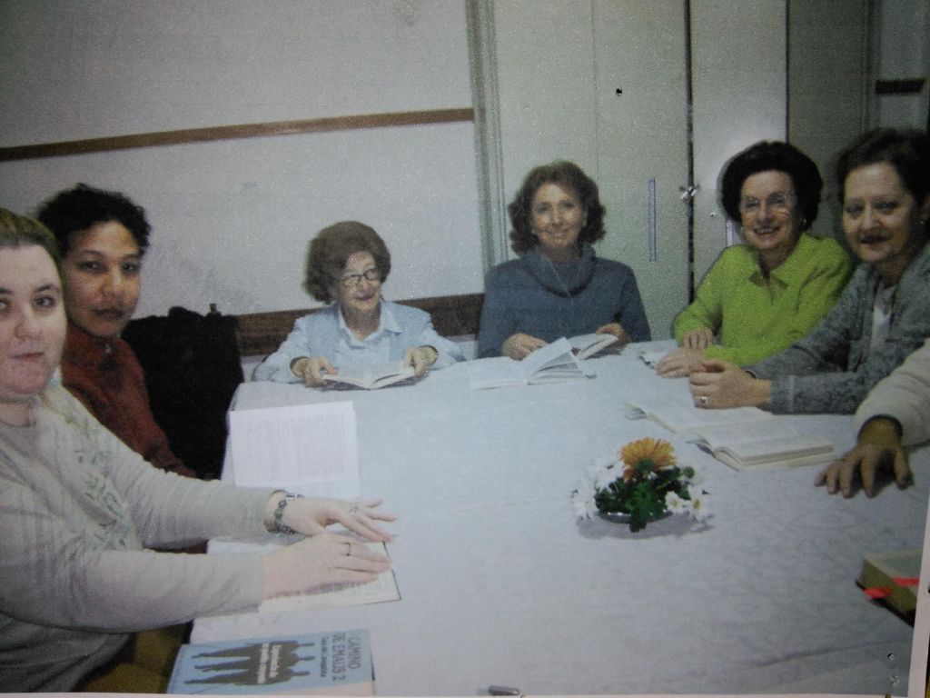 Han pasado por el grupo personas que en este momento ya no están, a las que queremos recordar con profundo agradecimiento.