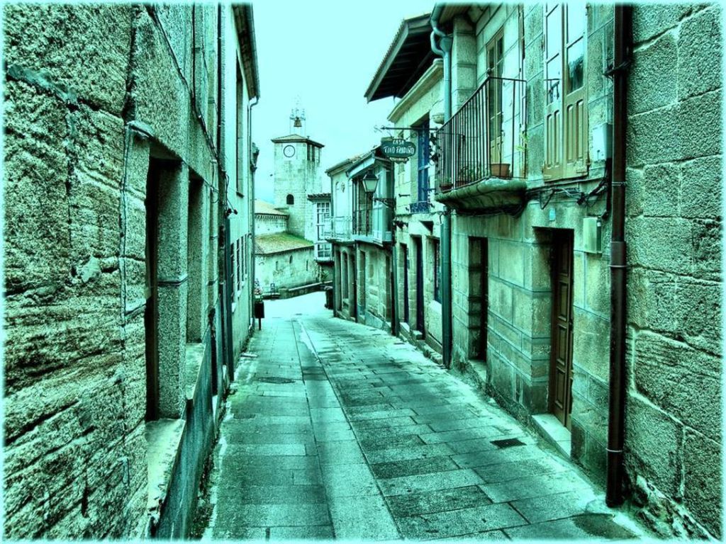Allariz, Ourense: El Ayuntamiento de Allariz se ubica en la mitad occidental de la provincia de Ourense.