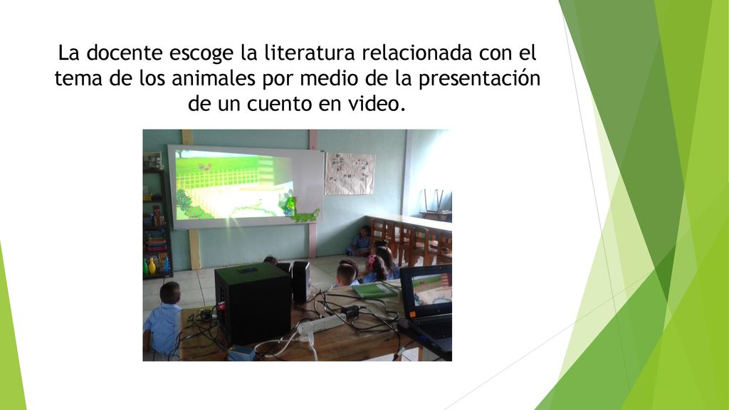 La docente escoge la literatura relacionada con el tema de los animales por medio de la presentación de un cuento en video.
