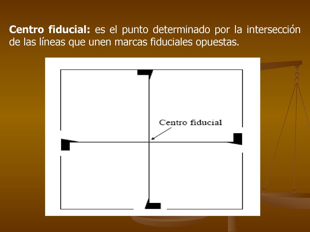 Centro fiducial: es el punto determinado por la intersección de las líneas que unen marcas fiduciales opuestas.