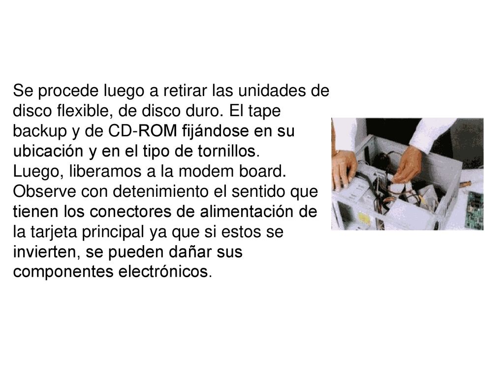 Se procede luego a retirar las unidades de disco flexible, de disco duro.