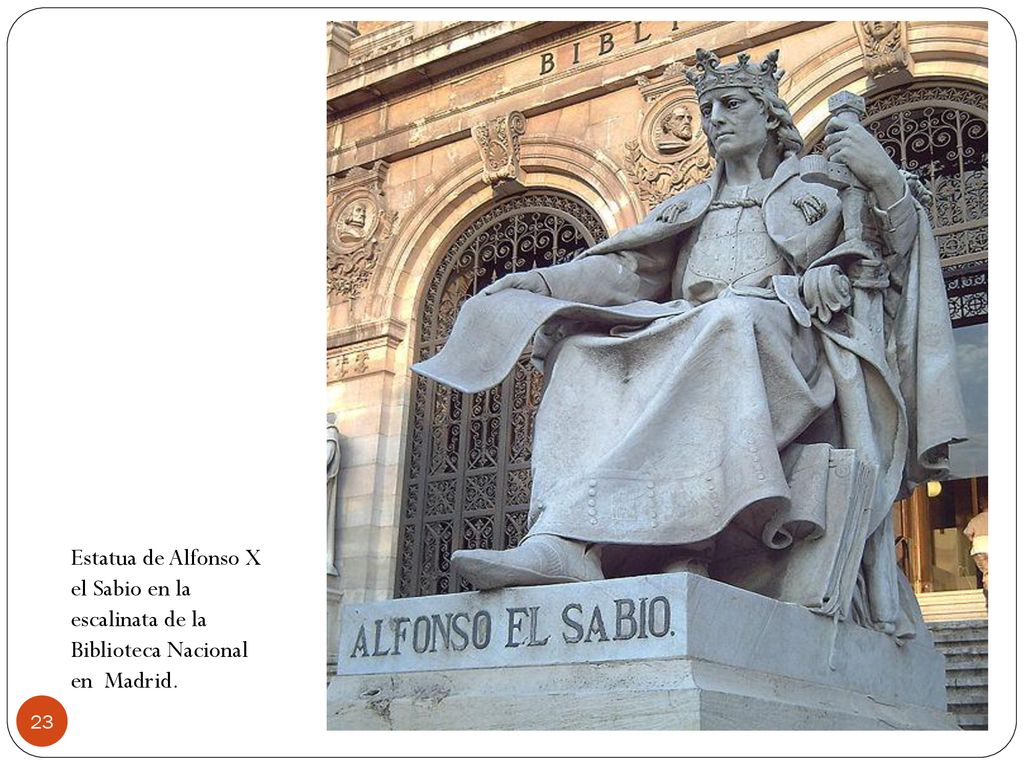 Estatua de Alfonso X el Sabio en la escalinata de la Biblioteca Nacional en Madrid.