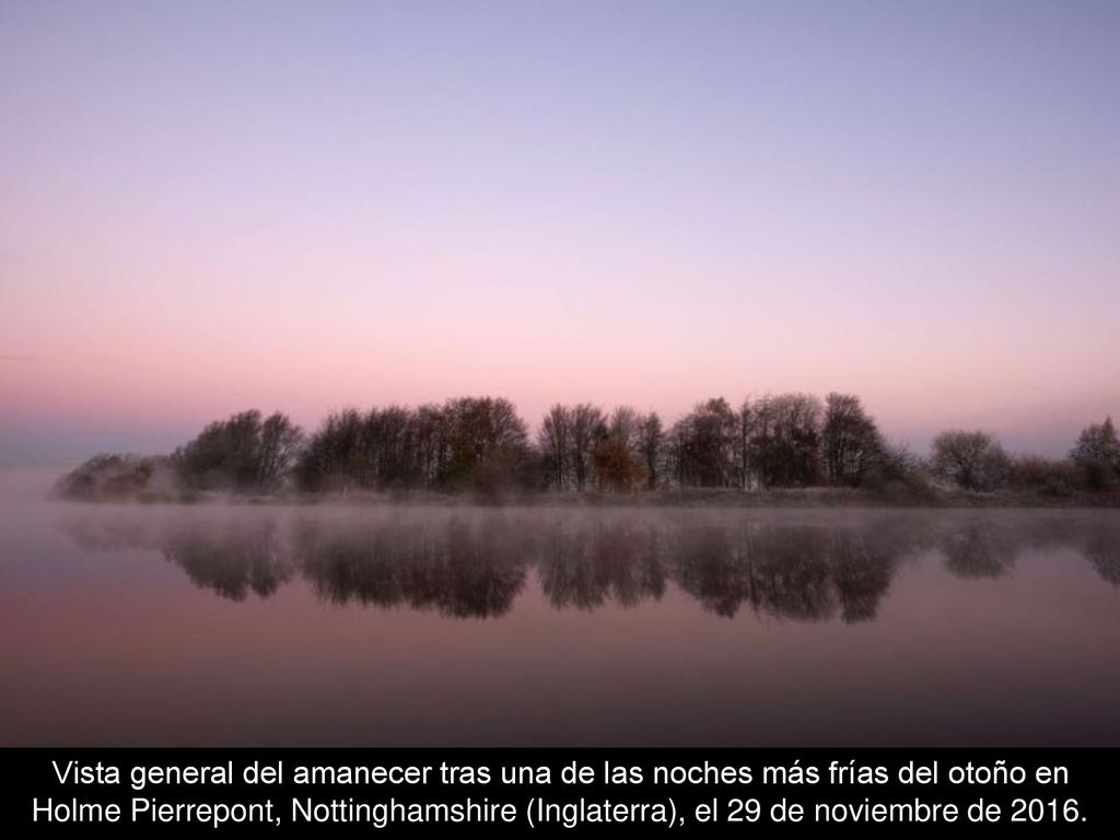 Vista general del amanecer tras una de las noches más frías del otoño en Holme Pierrepont, Nottinghamshire (Inglaterra), el 29 de noviembre de 2016.