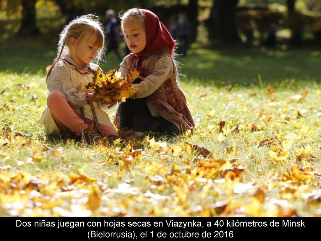 Dos niñas juegan con hojas secas en Viazynka, a 40 kilómetros de Minsk (Bielorrusia), el 1 de octubre de 2016
