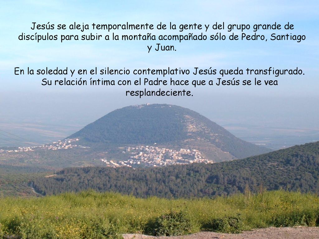 Jesús se aleja temporalmente de la gente y del grupo grande de discípulos para subir a la montaña acompañado sólo de Pedro, Santiago y Juan.