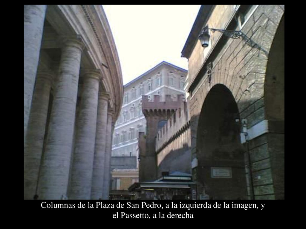 Columnas de la Plaza de San Pedro, a la izquierda de la imagen, y