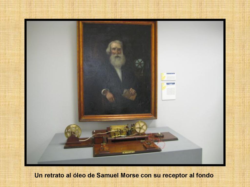 Un retrato al óleo de Samuel Morse con su receptor al fondo