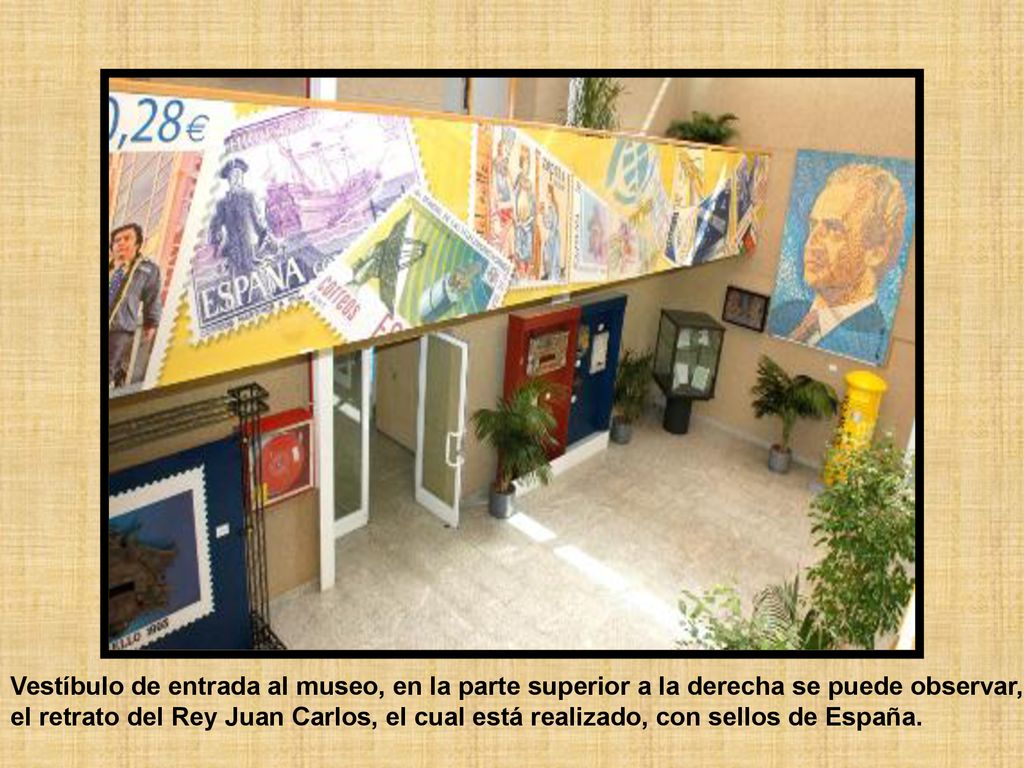 Vestíbulo de entrada al museo, en la parte superior a la derecha se puede observar, el retrato del Rey Juan Carlos, el cual está realizado, con sellos de España.