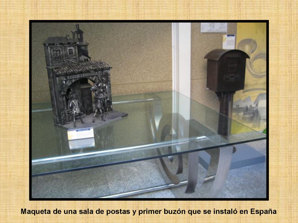 Maqueta de una sala de postas y primer buzón que se instaló en España