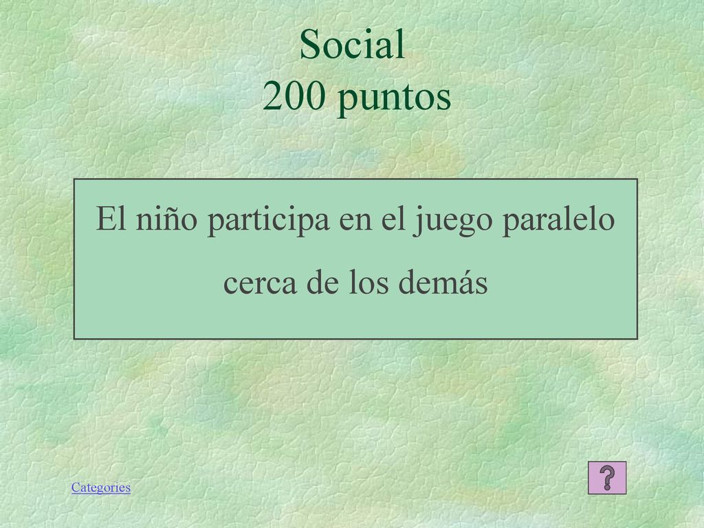 El niño participa en el juego paralelo cerca de los demás