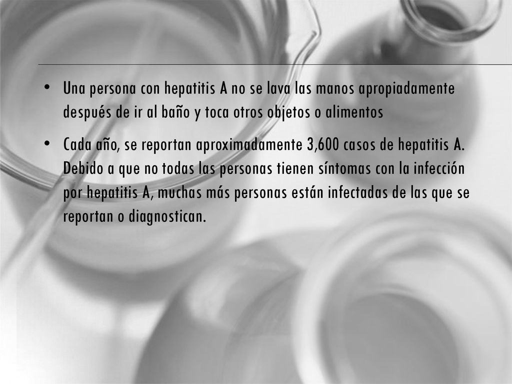 Una persona con hepatitis A no se lava las manos apropiadamente después de ir al baño y toca otros objetos o alimentos