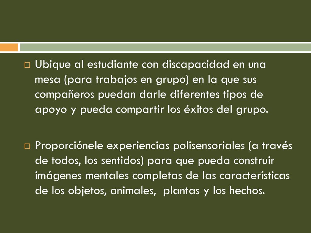 Ubique al estudiante con discapacidad en una mesa (para trabajos en grupo) en la que sus compañeros puedan darle diferentes tipos de apoyo y pueda compartir los éxitos del grupo.