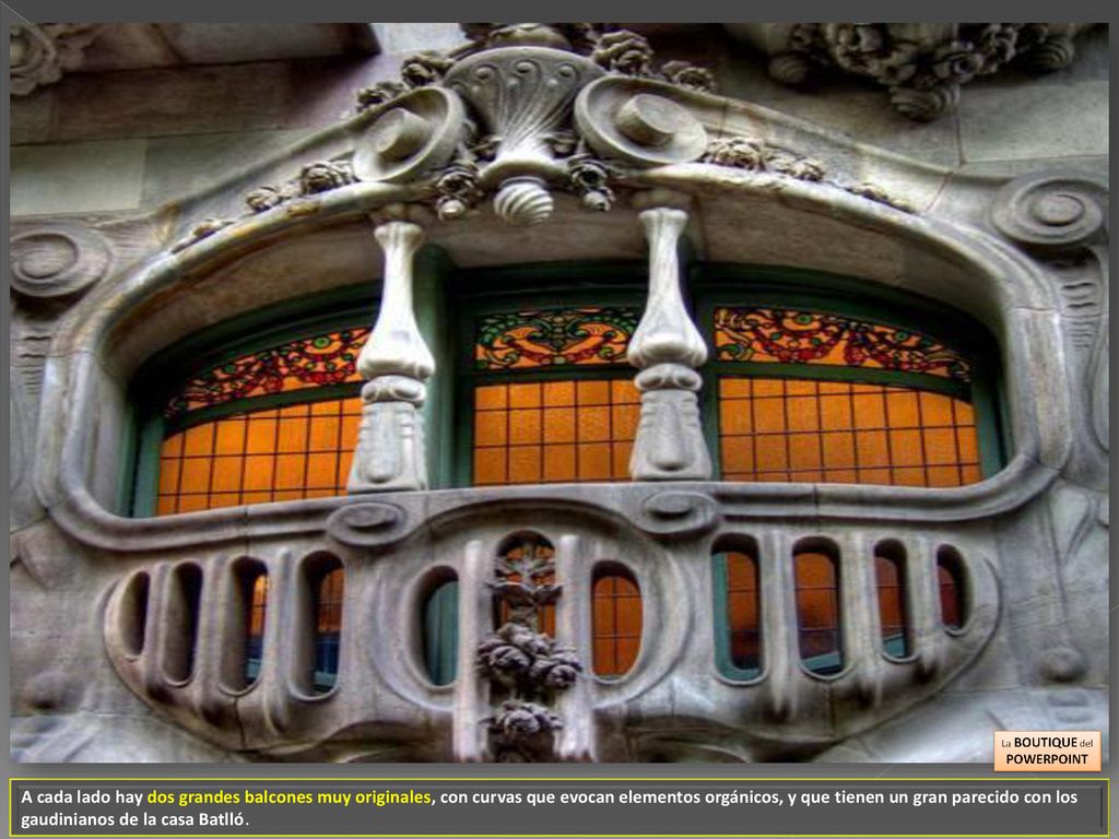 A cada lado hay dos grandes balcones muy originales, con curvas que evocan elementos orgánicos, y que tienen un gran parecido con los gaudinianos de la casa Batlló.