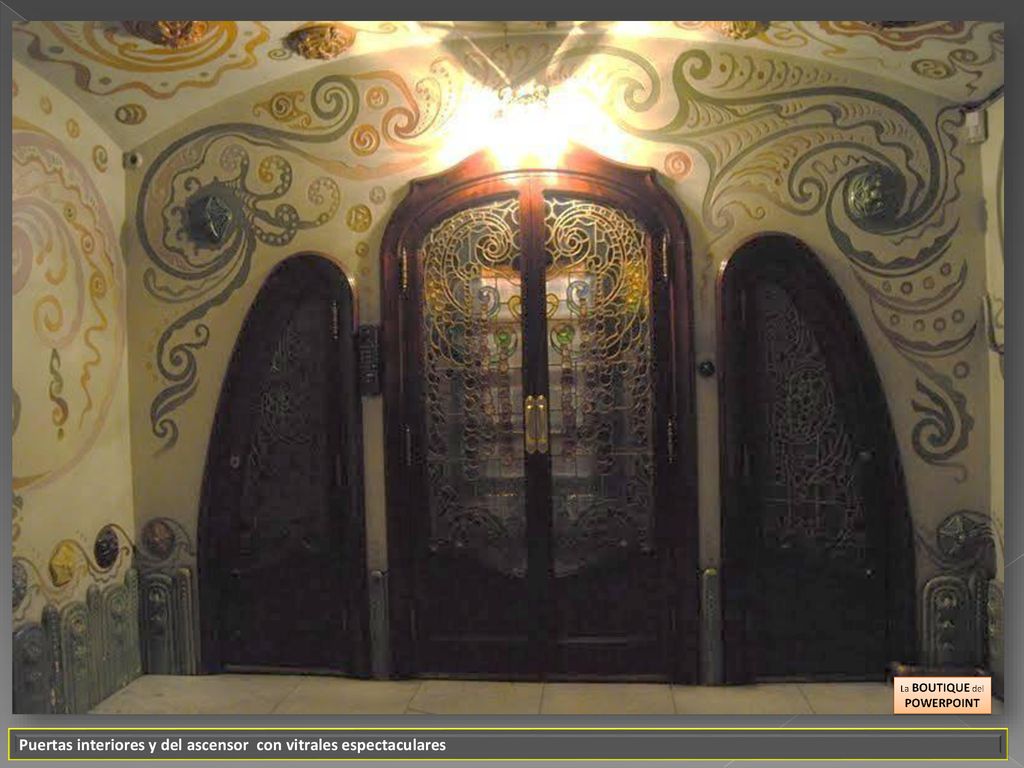 Puertas interiores y del ascensor con vitrales espectaculares