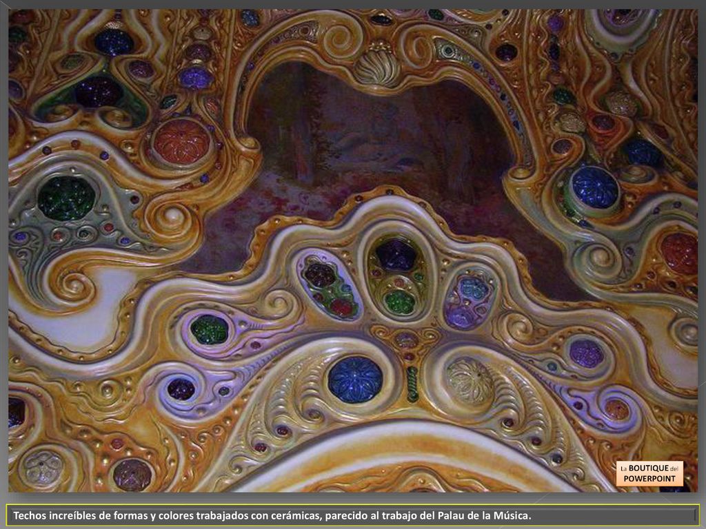 Techos increíbles de formas y colores trabajados con cerámicas, parecido al trabajo del Palau de la Música.
