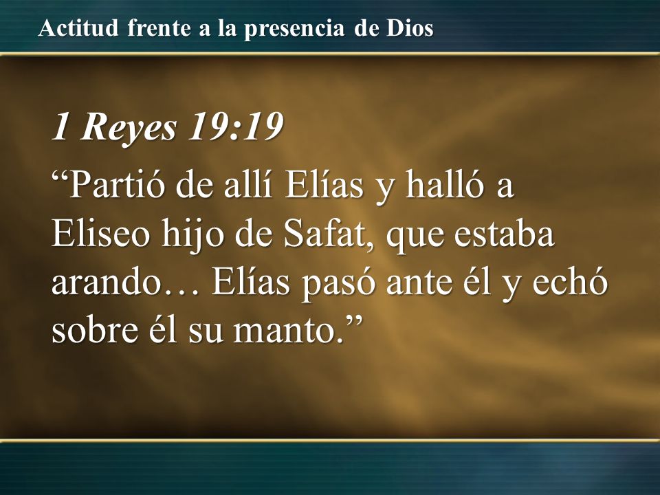 1 Reyes 19:19 Partió de allí Elías y halló a Eliseo hijo de Safat, que estaba arando… Elías pasó ante él y echó sobre él su manto.