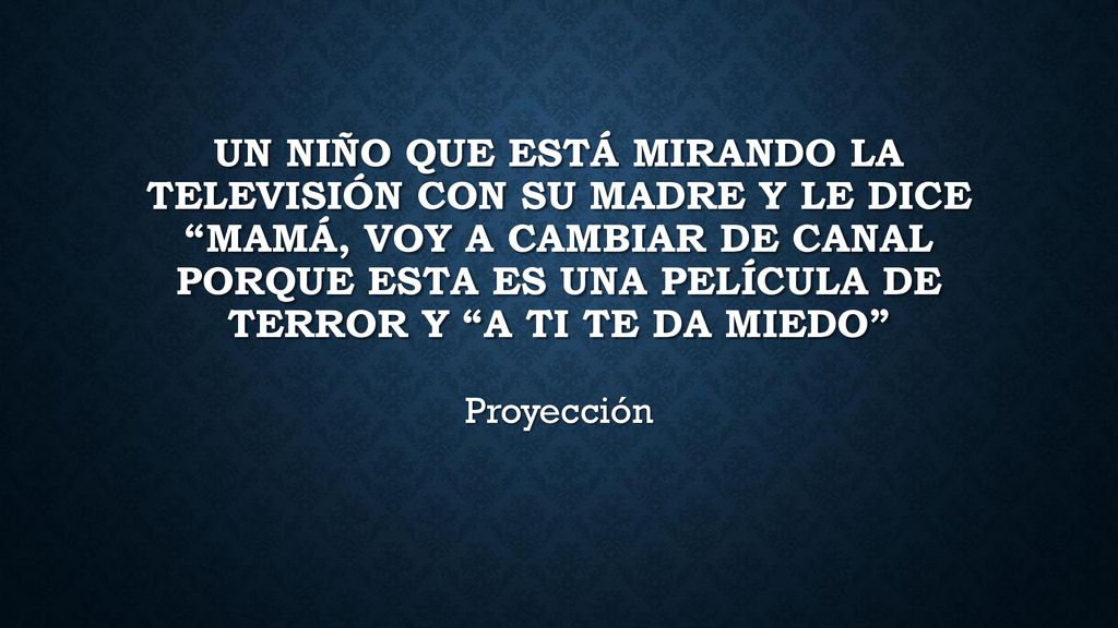 Un niño que está mirando la televisión con su madre y le dice mamá, voy a cambiar de canal porque esta es una película de terror y a ti te da miedo