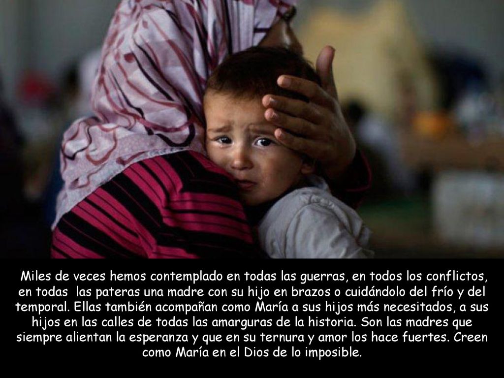 Miles de veces hemos contemplado en todas las guerras, en todos los conflictos, en todas las pateras una madre con su hijo en brazos o cuidándolo del frío y del temporal.
