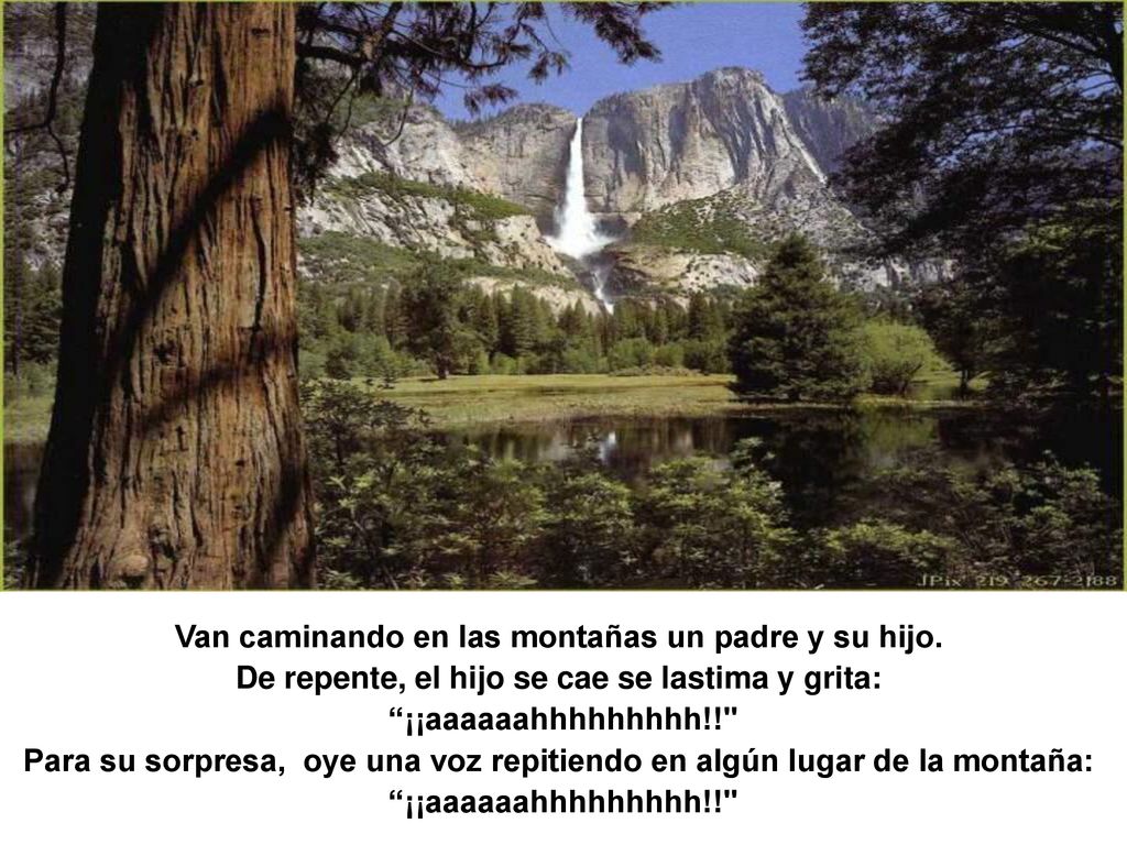 Van caminando en las montañas un padre y su hijo.