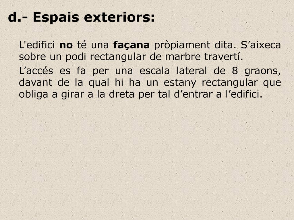 d.- Espais exteriors: L edifici no té una façana pròpiament dita. S’aixeca sobre un podi rectangular de marbre travertí.