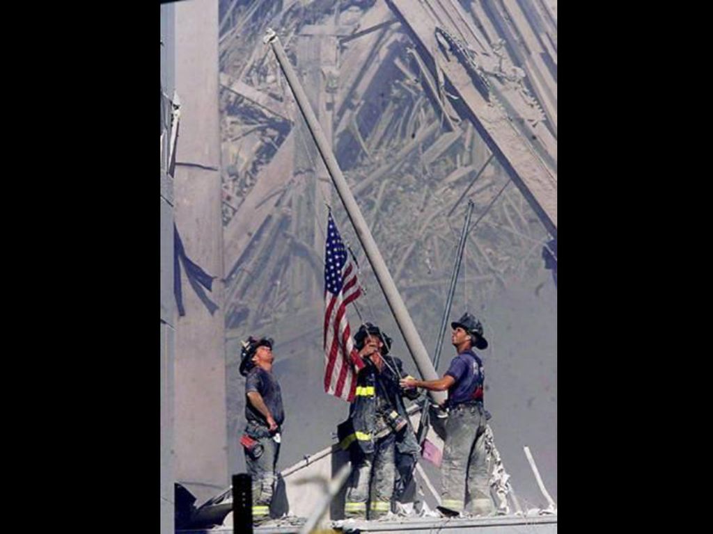 Levantando la bander nacional de los Estados Unidos en las ruinas del World Trade Center en Nueva York después de los atacque terroristas en 2001.