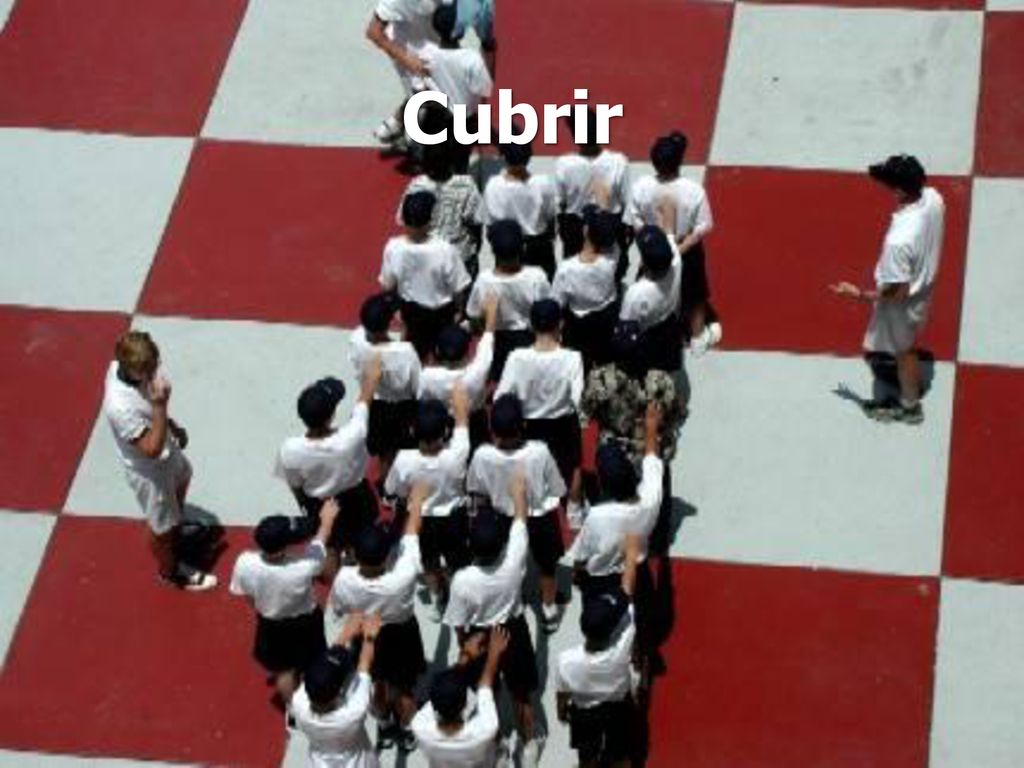 Cubrir Fíjese que el brazo derecho está extendido, contrario al manual de marchas de la División Norteamericana.