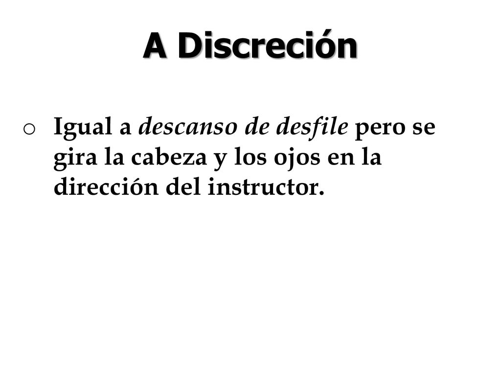 A Discreción Igual a descanso de desfile pero se gira la cabeza y los ojos en la dirección del instructor.