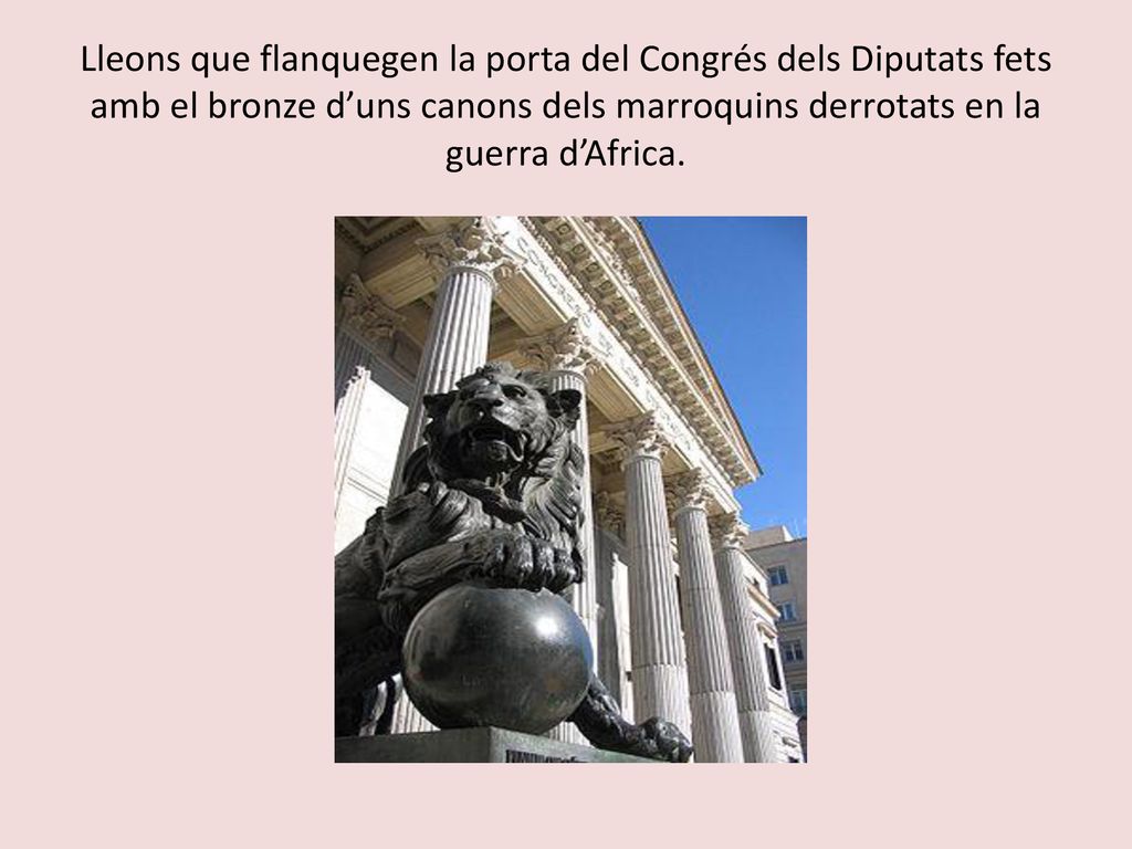 Lleons que flanquegen la porta del Congrés dels Diputats fets amb el bronze d’uns canons dels marroquins derrotats en la guerra d’Africa.