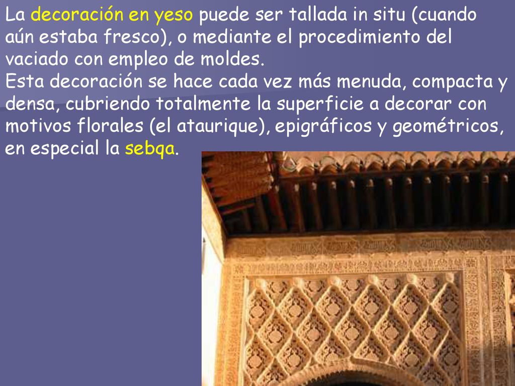 La decoración en yeso puede ser tallada in situ (cuando aún estaba fresco), o mediante el procedimiento del vaciado con empleo de moldes.