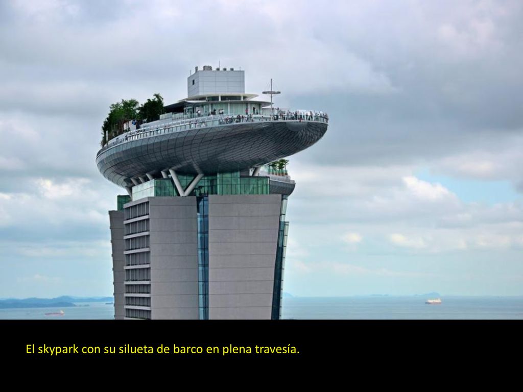 El skypark con su silueta de barco en plena travesía.