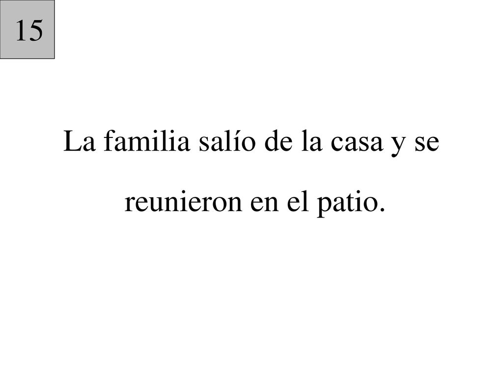 La familia salío de la casa y se reunieron en el patio.