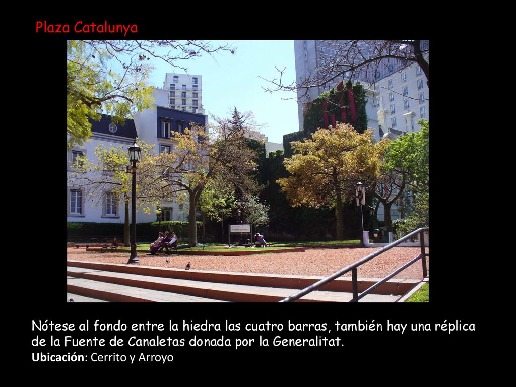 Plaza Catalunya Nótese al fondo entre la hiedra las cuatro barras, también hay una réplica de la Fuente de Canaletas donada por la Generalitat.