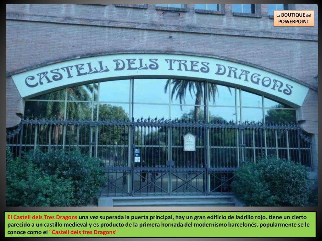 El Castell dels Tres Dragons una vez superada la puerta principal, hay un gran edificio de ladrillo rojo.
