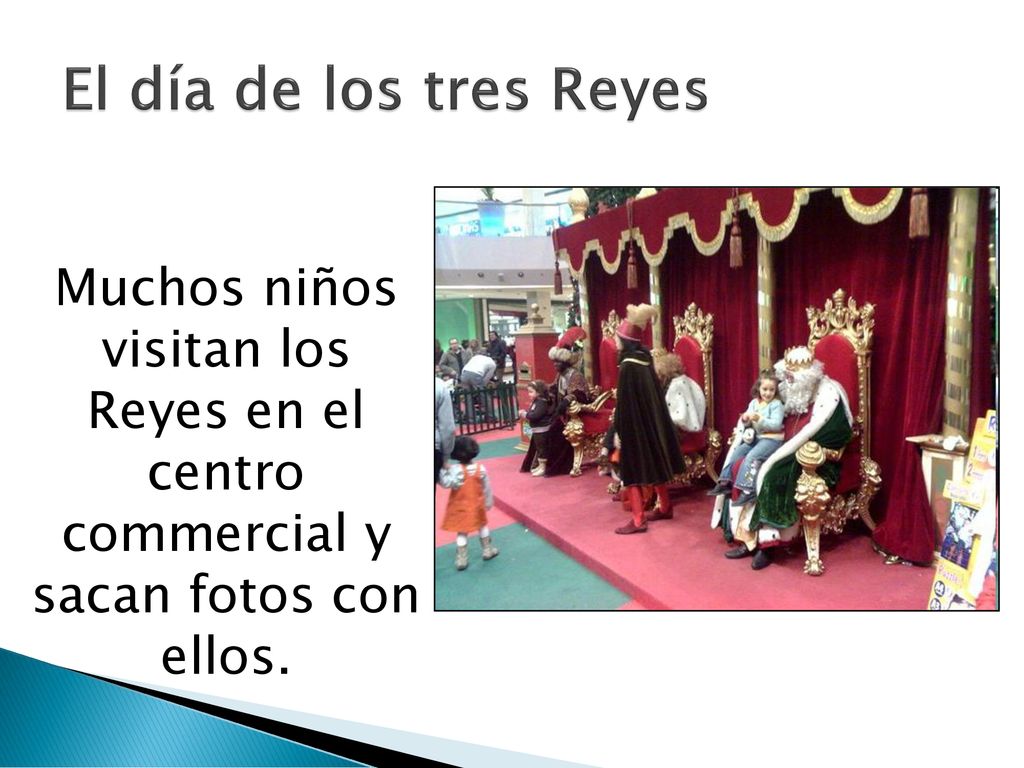 El día de los tres Reyes Muchos niños visitan los Reyes en el centro commercial y sacan fotos con ellos.