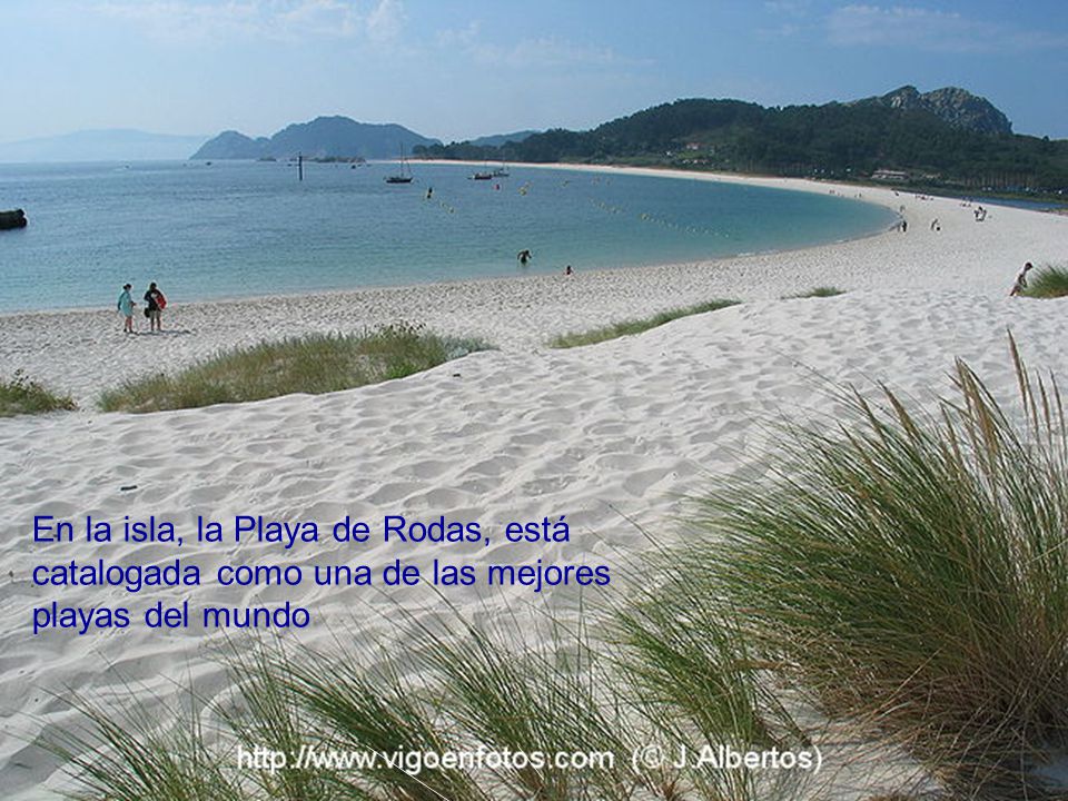 En la isla, la Playa de Rodas, está catalogada como una de las mejores playas del mundo