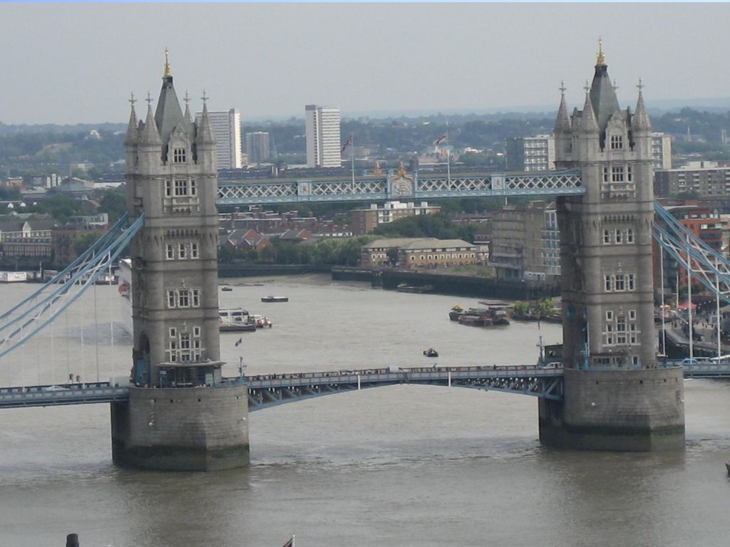 Vista del Tower Bridge (Londres) desde The Monument . Agosto de 2006.