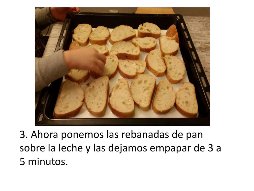 3. Ahora ponemos las rebanadas de pan sobre la leche y las dejamos empapar de 3 a 5 minutos.